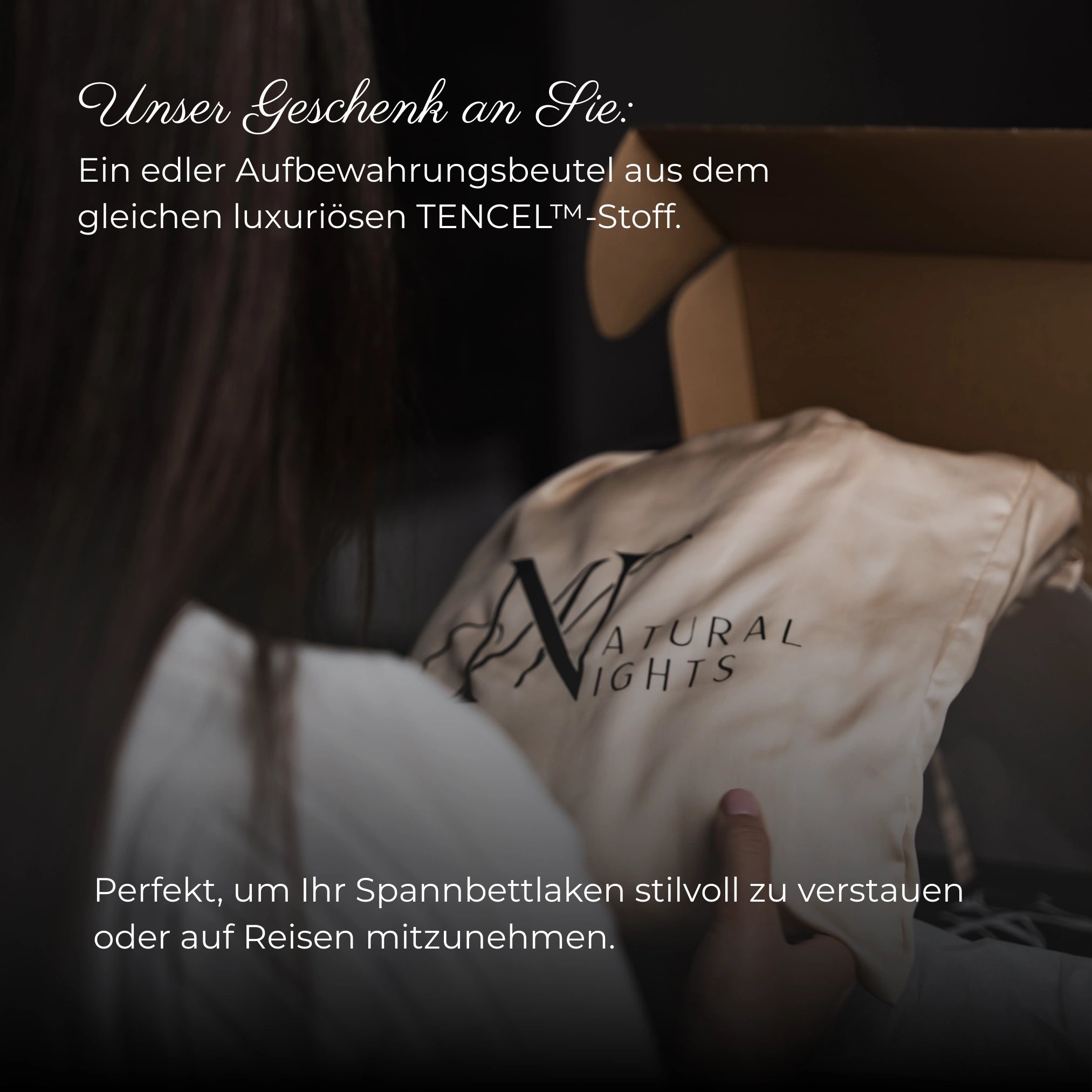 Natural Nights Aufbewahrungsbeutel aus luxuriösem TENCEL™-Stoff in Beige, als exklusives Geschenk zum Spannbettlaken – ideal für stilvolle Aufbewahrung oder Reisen.