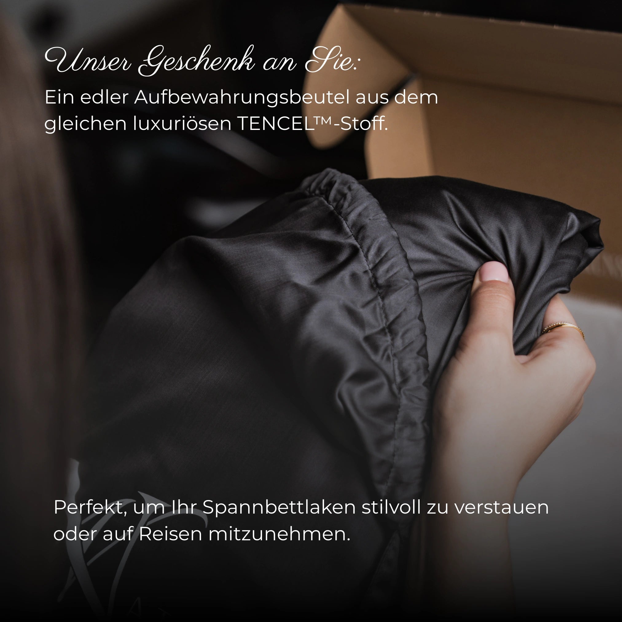 Grauer Aufbewahrungsbeutel aus luxuriösem TENCEL™-Stoff von Natural Nights, als exklusives Geschenk zum Spannbettlaken – ideal für stilvolle Aufbewahrung oder Reisen.