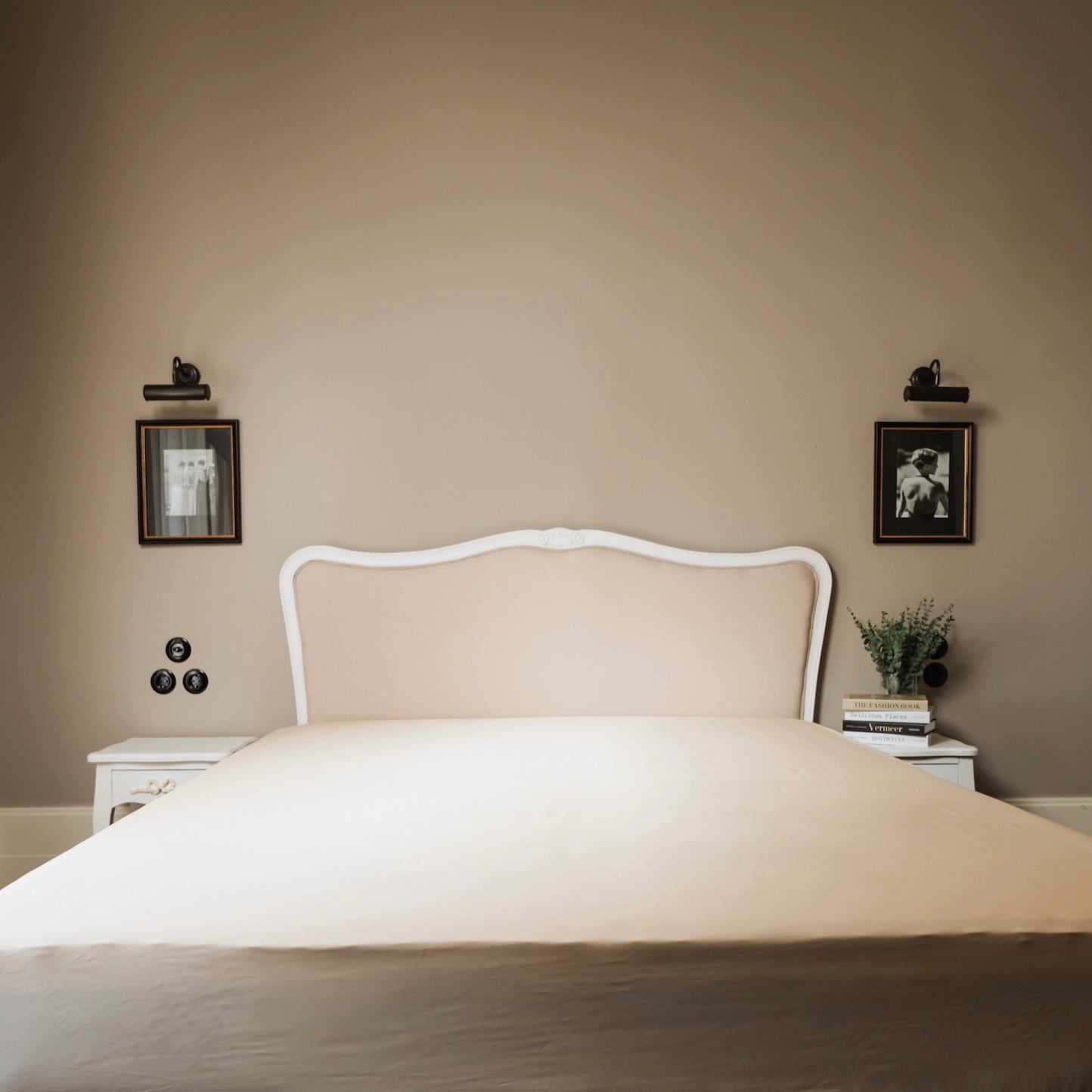 Beiges Spannbettlaken aus Micro TENCEL™ Lyocell „Shell Dune“ auf weißem Bettgestell in elegantem Schlafzimmer, für luxuriösen Komfort, nachhaltige Qualität und sanftes Hautgefühl