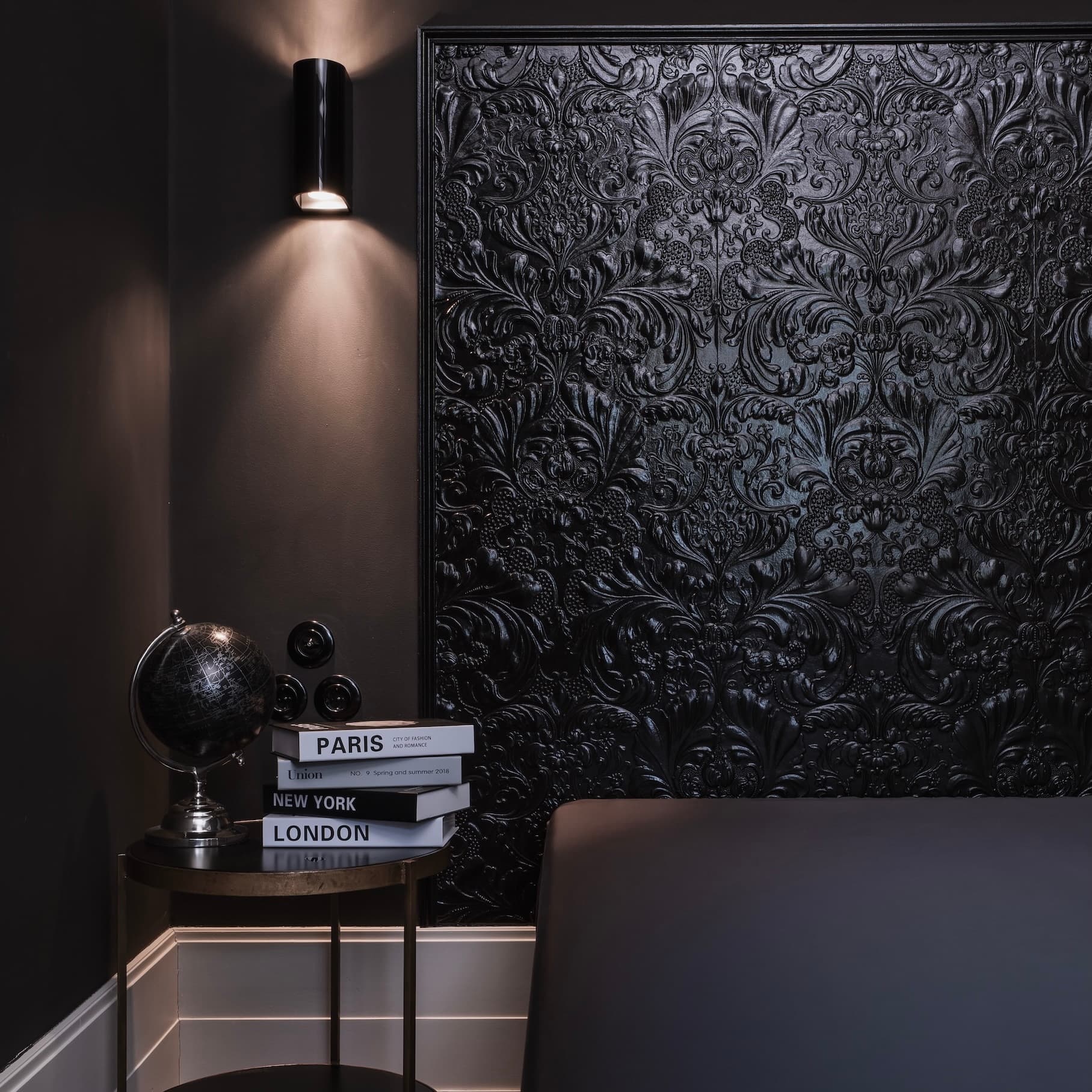 Dunkelgraues Spannbettlaken aus Micro TENCEL™ Lyocell im modernen Schlafzimmer „Volcanic Ash“ mit schwarzem Relief-Kopfteil und Beistelltisch