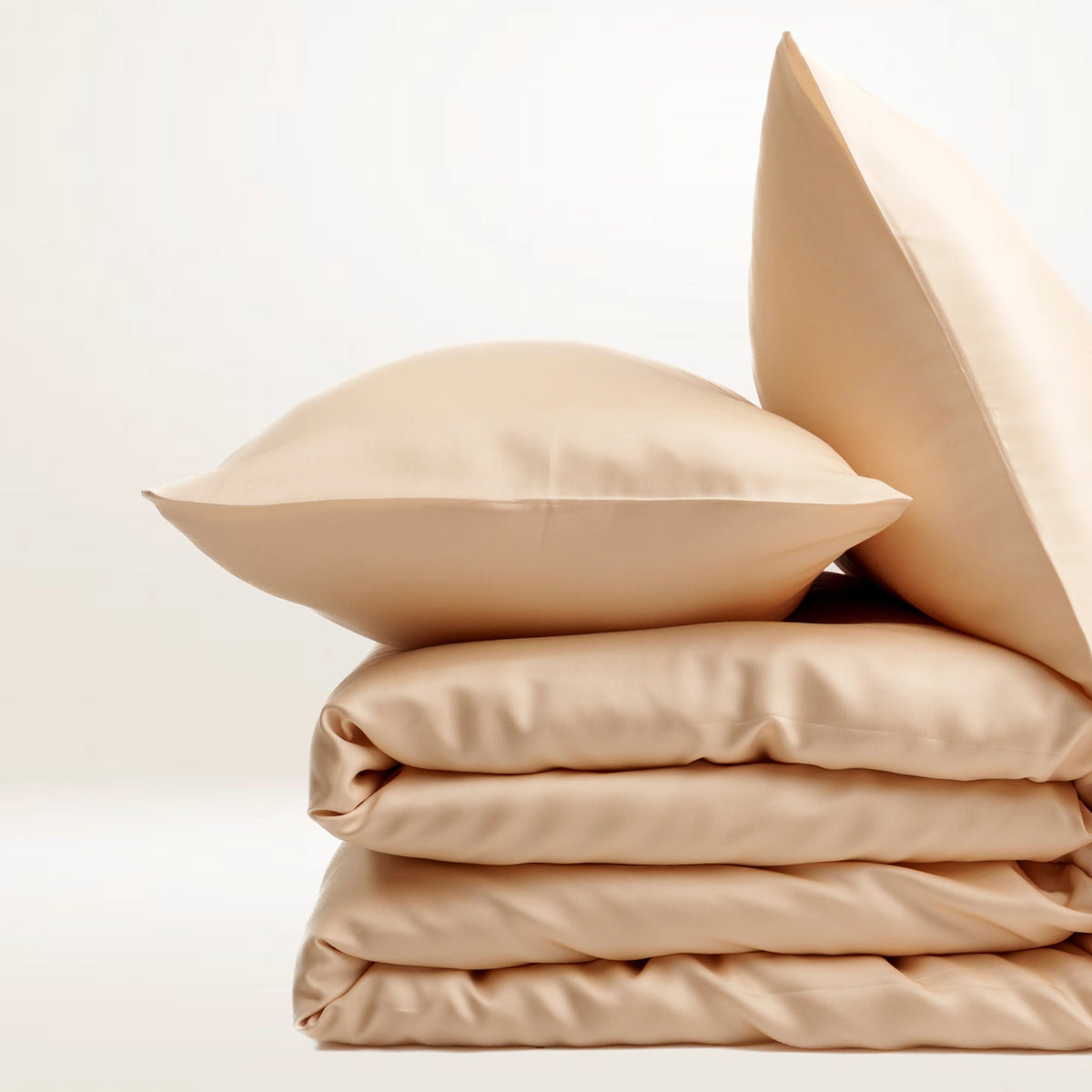 Bettwäsche Set aus TENCEL™ Lyocell in Shell Dune – gefalteter Deckenbezug mit zwei Kissenbezügen in Beige