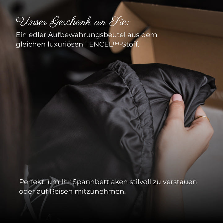 Grauer Aufbewahrungsbeutel aus luxuriösem TENCEL™-Stoff von Natural Nights, als exklusives Geschenk zum Spannbettlaken – ideal für stilvolle Aufbewahrung oder Reisen.