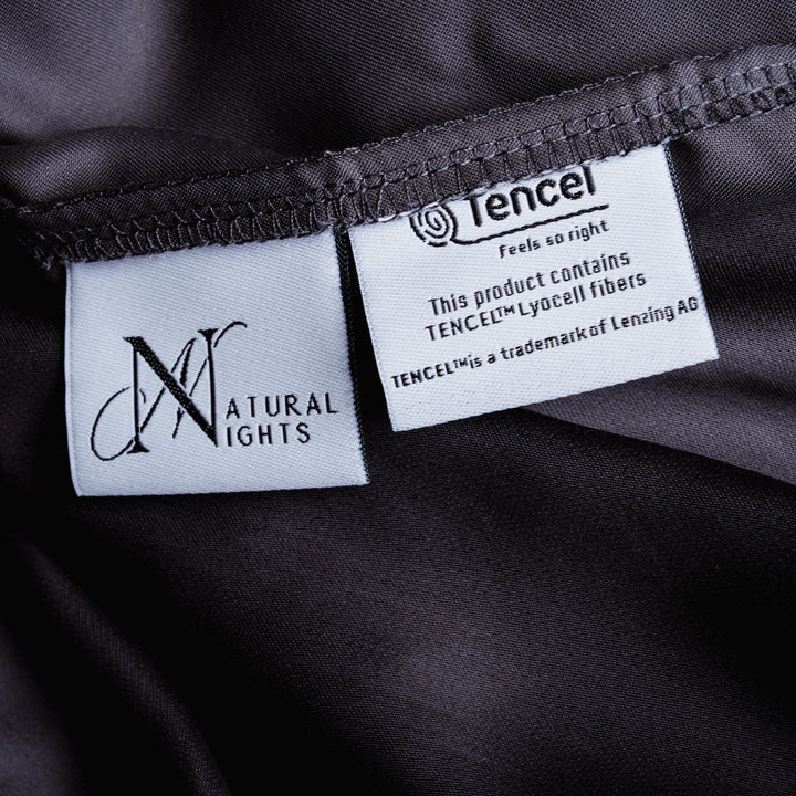 Dunkelgraues Spannbettlaken aus Micro TENCEL™ Lyocell mit eingewebtem Natural Nights Label und TENCEL™ Markenetikett, Detailansicht